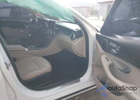 2017 Mercedes-Benz C 300 z USA, uszkodzony, nr VIN 55SWF4JB8HU220918